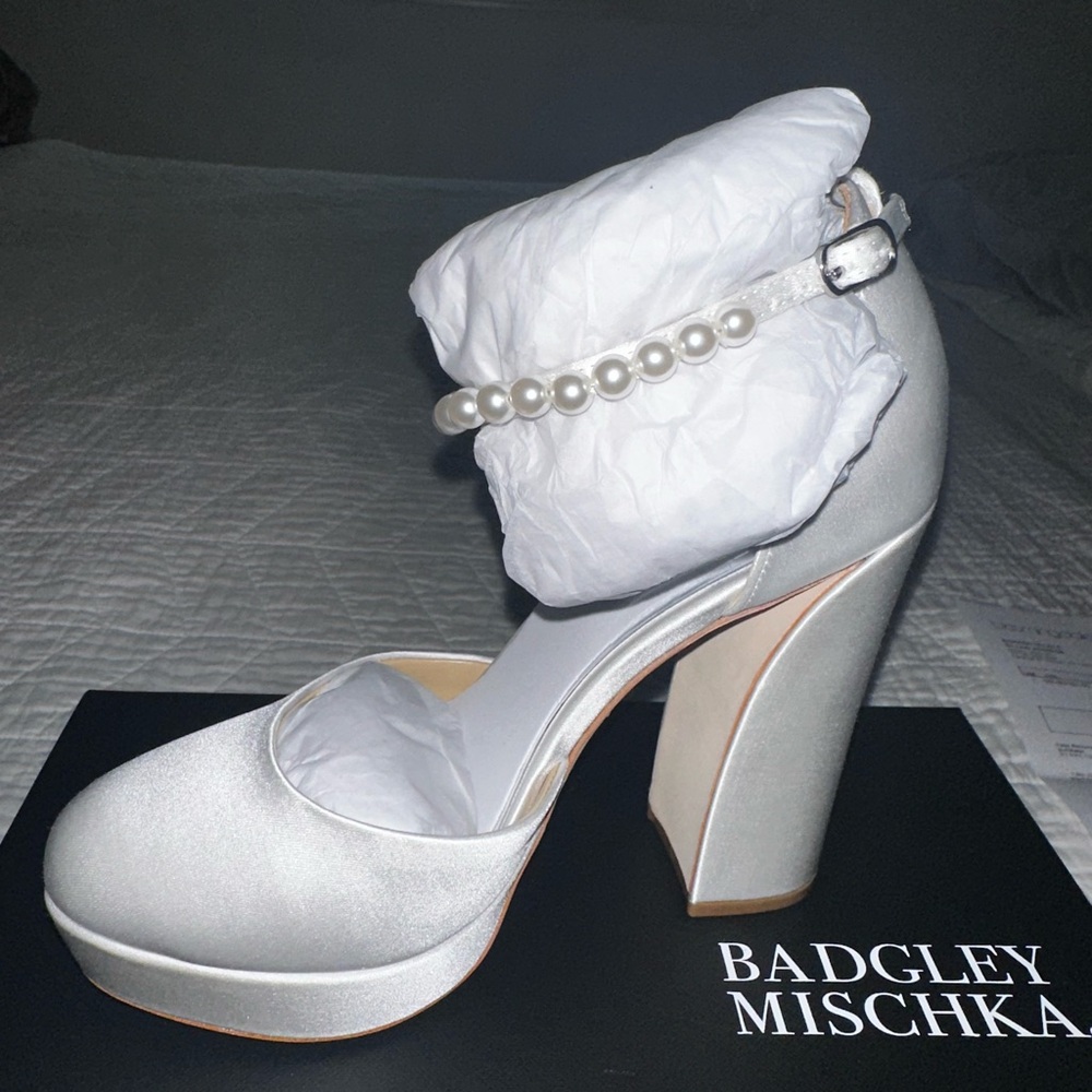 Badgley Mischka women Felixa Almo